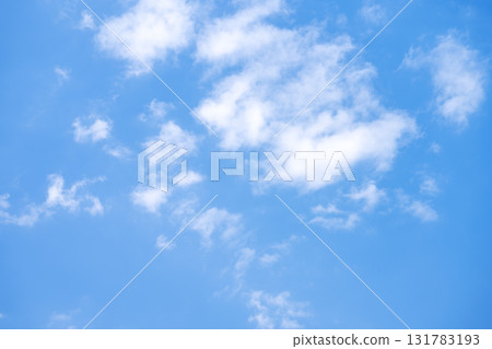 秋天的天空，藍天，晴朗的天空，秋天十月的圖片 131783193