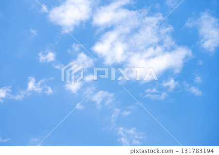 秋天的天空，藍天，晴朗的天空，秋天十月的圖片 131783194