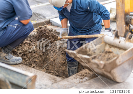 Waterworks construction, water supply pipe replacement work, excavation, open cut method, hand digging, careful 131783198