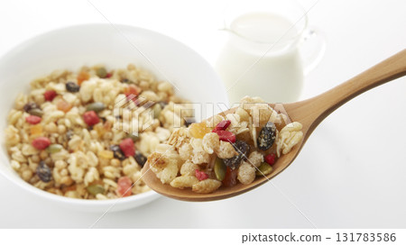 Refreshing breakfast image_Granola 131783586