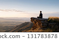 一名男子在冥想時俯視大自然的背影 131783878