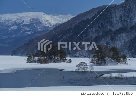 Spring snowscape, snow-covered mountains and blue skies 131783999