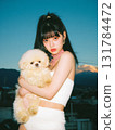 抱著貴賓犬的女人 131784472