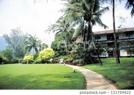 被亞熱帶樹木和綠色草坪環繞的美麗度假酒店 131784922