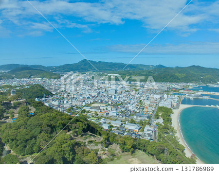 洲本市中心的鳥瞰圖，山脈清晰可見 131786989