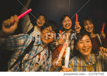 live, event, cheering 131787585