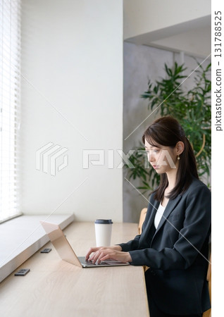 woman working on a computer 131788525