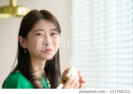 一名日本女子在咖啡館吃三明治 131788722