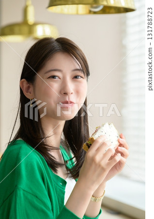一名日本女子在咖啡館吃三明治 131788723