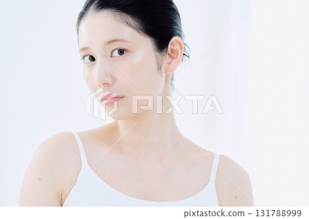 有皮膚的一名美麗的婦女 131788999