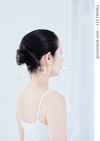 有皮膚的一名美麗的婦女 131789361