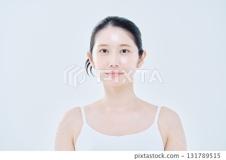 有皮膚的一名美麗的婦女 131789515