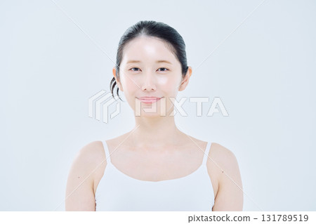 有皮膚的一名美麗的婦女 131789519