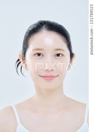 有皮膚的一名美麗的婦女 131789523