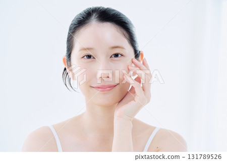 有皮膚的一名美麗的婦女 131789526