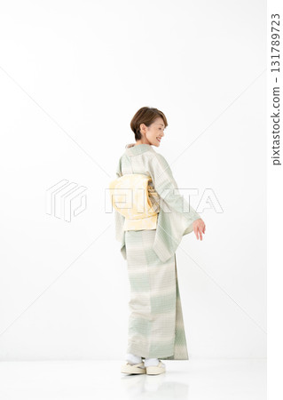 Woman in Japanese clothing, whole body Woman in Japanese clothing, whole body 131789723