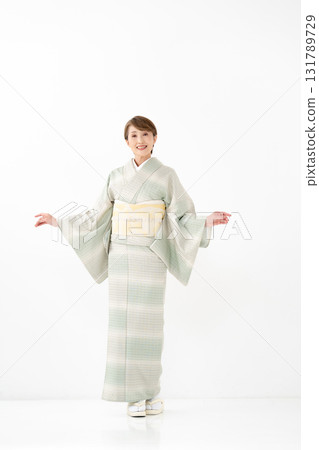 身穿日本服裝的女人全身 131789729