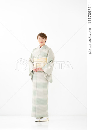 Woman in Japanese clothing, whole body 131789734