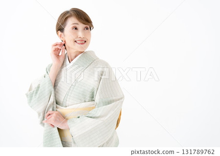 和服女人微笑 131789762