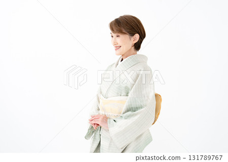 身著日本服裝的女人，側面 131789767