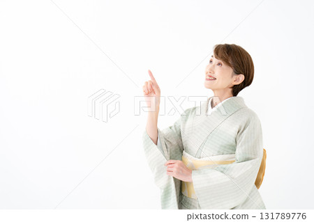 穿著和服的女人指著 131789776