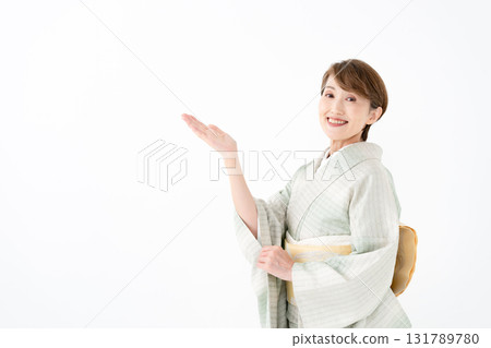 身穿和服的女人揮舞著雙手 131789780
