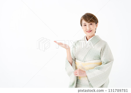 身穿和服的女人揮舞著雙手 131789781