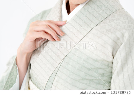 身穿日本傳統服裝、衣領、手的女人 131789785