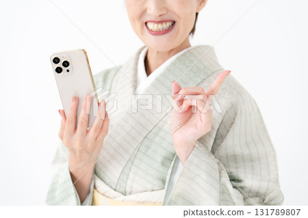 有智慧型手機的女人 131789807