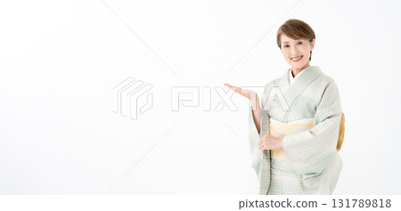身穿和服的女人揮舞著雙手 131789818