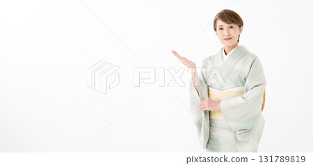Woman in kimono, waving her hands 131789819