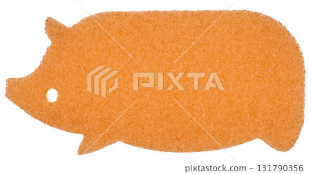 白色背景上孤立的橙色豬形廚房海綿 131790356