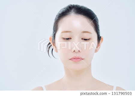 一位滿臉憂慮的女人 一位滿臉憂慮的女人 131790503
