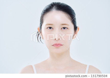一位滿臉憂慮的女人 一位滿臉憂慮的女人 131790504