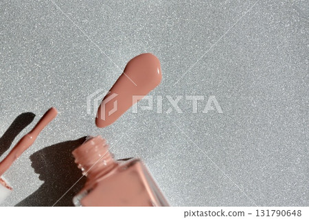 米粉色指甲油從容器中溢出 131790648