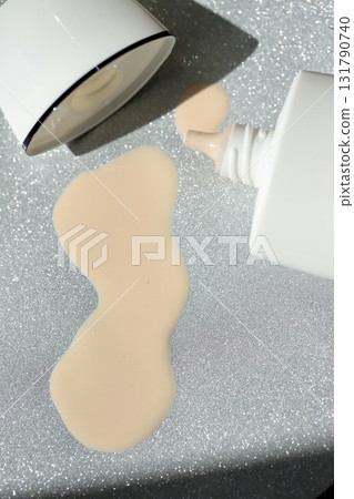 帶蓋的光滑防紫外線化妝底霜 帶蓋的光滑防紫外線化妝底霜 131790740