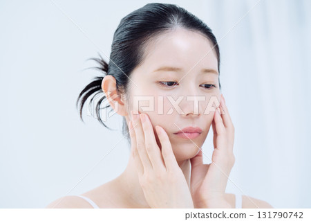 Women with skin problems 131790742