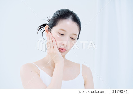 有皮膚問題的婦女 有皮膚問題的婦女 131790743