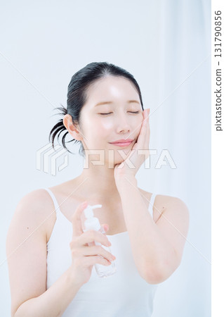 一名年輕女子正在做皮膚護理 一名年輕女子正在做皮膚護理 131790856