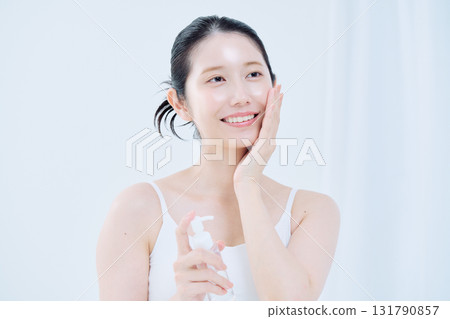 一名年輕女子正在做皮膚護理 131790857