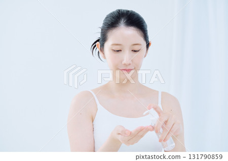 一名年輕女子正在做皮膚護理 一名年輕女子正在做皮膚護理 131790859