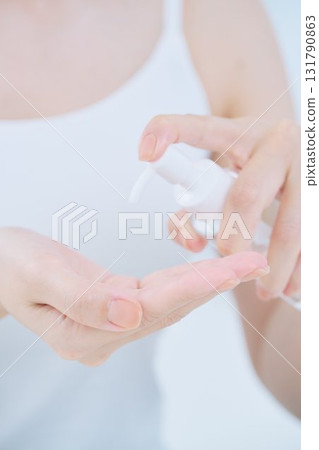 一名年輕女子正在做皮膚護理 一名年輕女子正在做皮膚護理 131790863