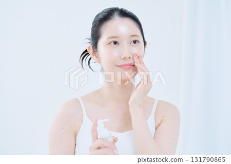 一名年輕女子正在做皮膚護理 131790865