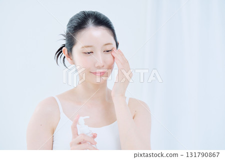 一名年輕女子正在做皮膚護理 一名年輕女子正在做皮膚護理 131790867