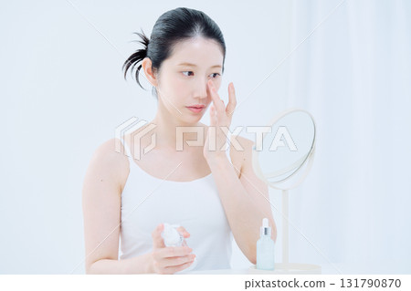 一名年輕女子正在做皮膚護理 一名年輕女子正在做皮膚護理 131790870