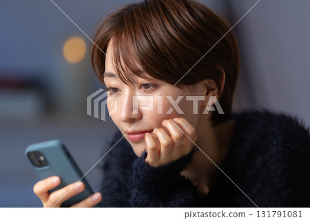 女人智慧型手機冬天 131791081