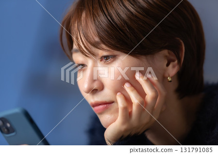 Woman smartphone winter 131791085