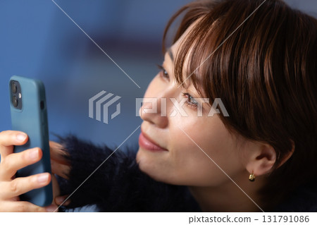 Woman smartphone winter Woman smartphone winter 131791086