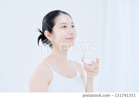年輕女子喝水 年輕女子喝水 131791351