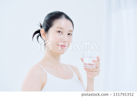 年輕女子喝水 年輕女子喝水 131791352
